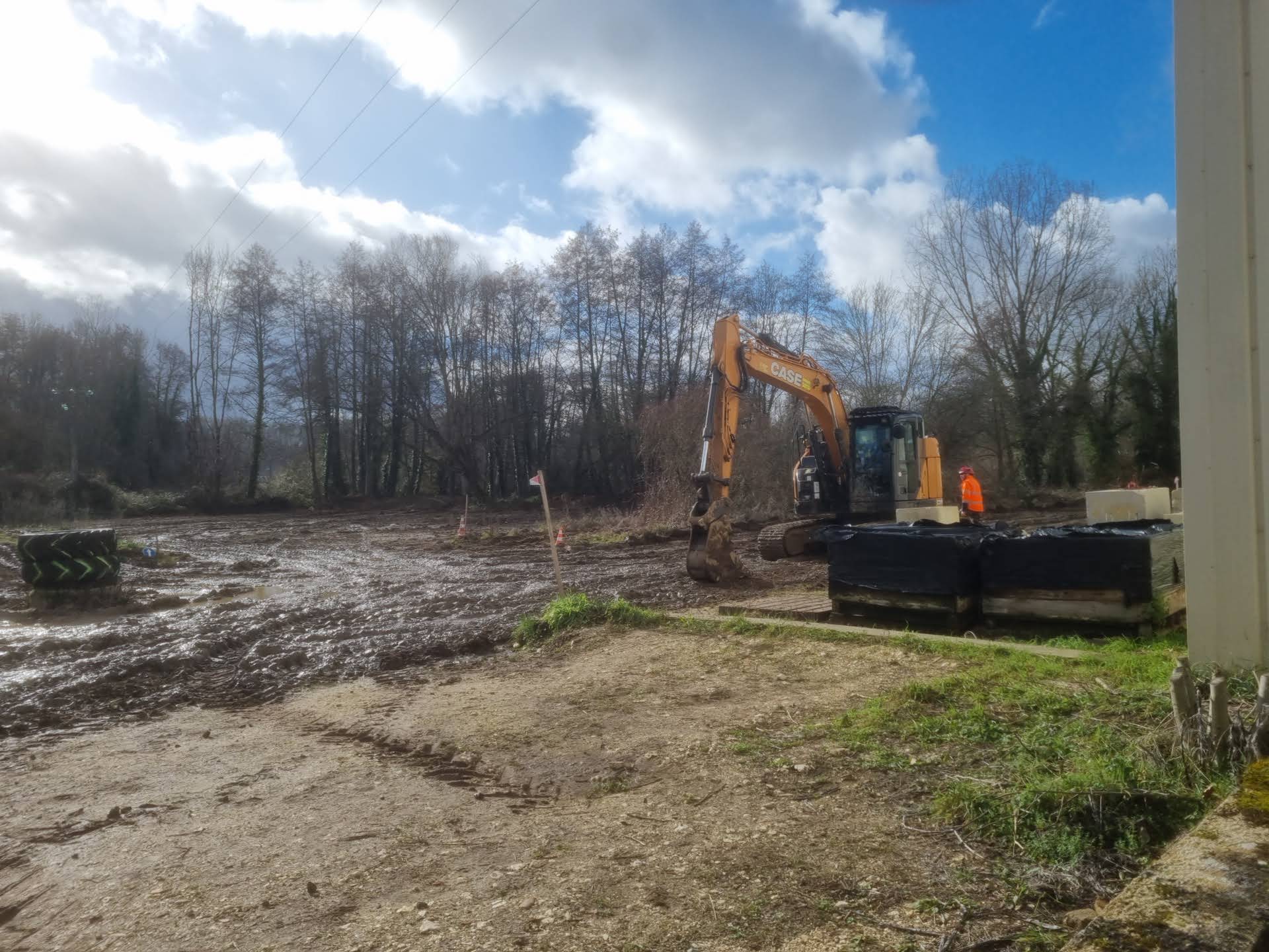 Formation conduite BTP et industries avec pelle mécanique sur terrain de chantier